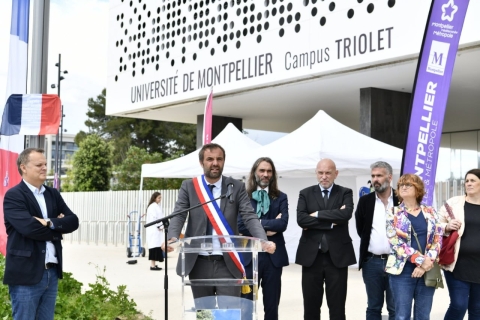 Photo de Michaël Delafosse lors de l'inauguration du parvis Alexander Grothendick