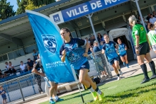 L'équipe féminine du MHRC entrant sur la pelouse du stade Sabathé