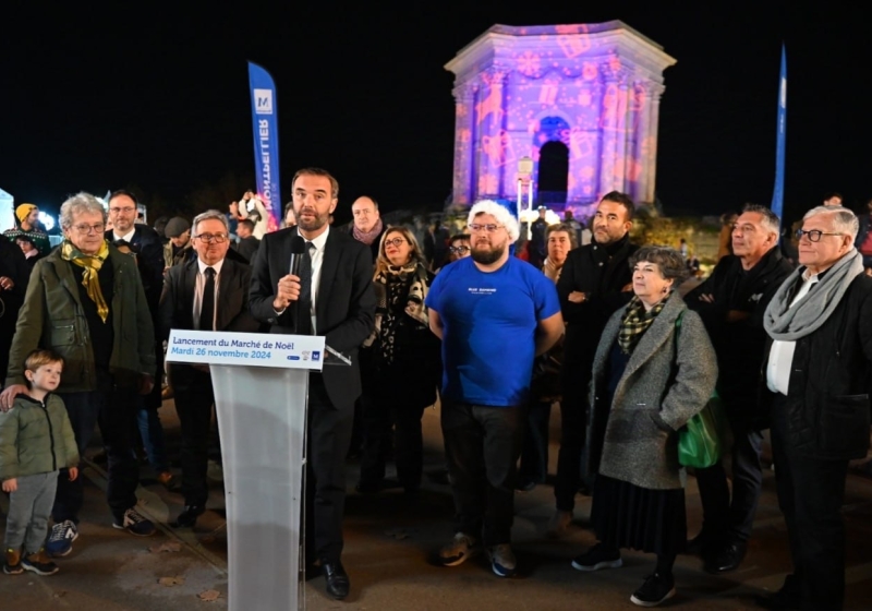 Michaël Delafosse lors de son discours à l’occasion d’une visite au Marché de Noël après le lancement des illuminations de la Ville